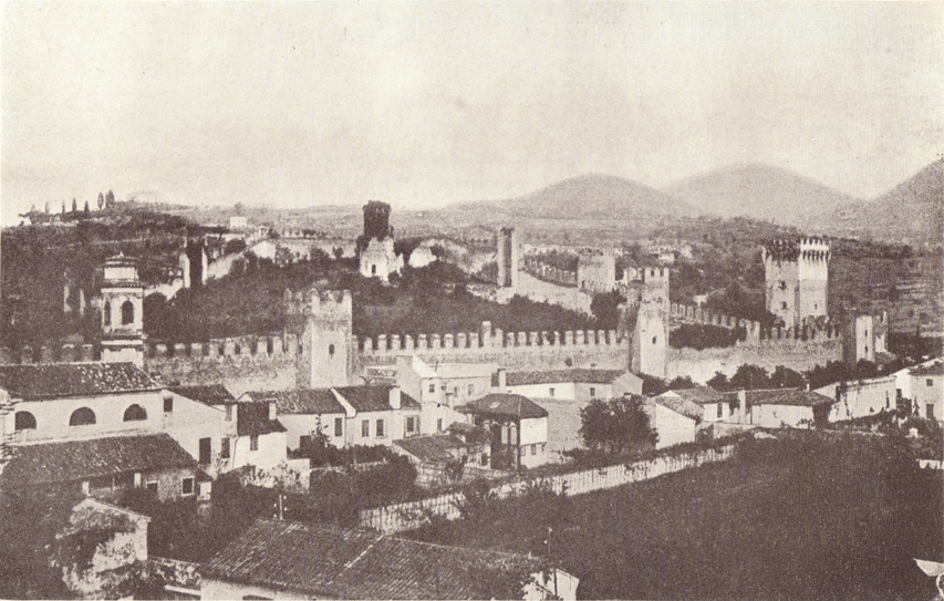 A black and white photograph, of the Castle of Este, with hills in the background.